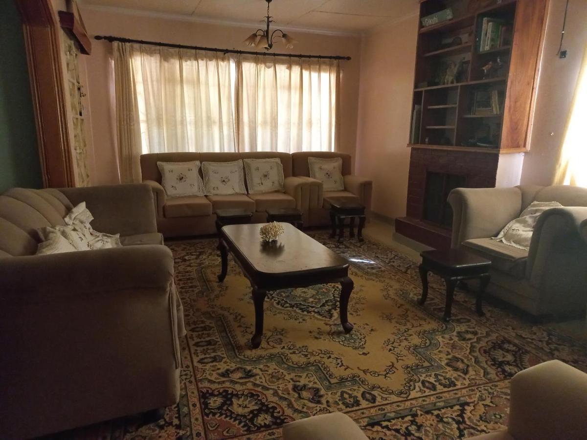 Kuniville Guest House 니에리 외부 사진
