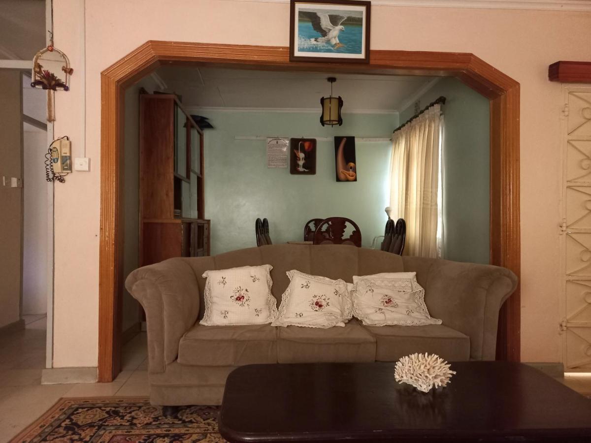 Kuniville Guest House 니에리 외부 사진
